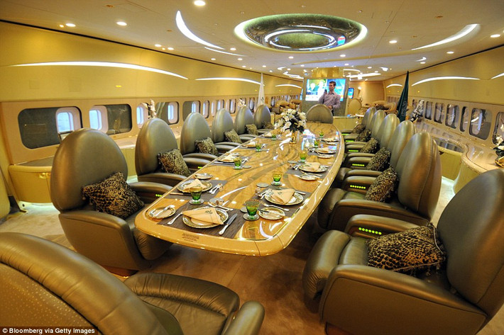 Airbus A380 của Hoàng tử này có thể chứa 800 hành khách bay liên tục 8.000 dặm mới phải tiếp nhiên liệu. Tất nhiên, Hoàng tử al-Saud không cần nhiều chỗ ngồi đến vậy.