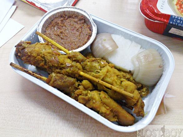 Thịt gà nướng sa tế. Đây là món gà nướng sa tế ngon mắt dùng kèm với một ít bánh gạo, hành tây chấm với nước sốt làm bằng đậu phộng.