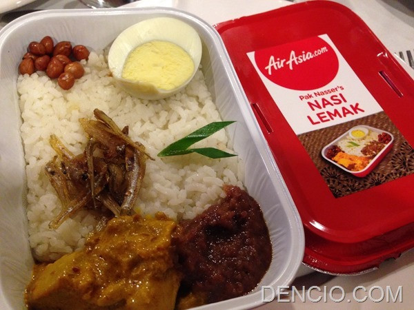 Pak Nasser’s nasi lemak. Đây là món cơm truyền thống của người dân Malaysia với nguyên liệu chính là gạo thơm được nấu với nước dừa ngọt, ăn kèm với thịt gà, ớt cùng gia vị truyền thống là món cá cơm chiên giòn, một nửa quả trứng gà luộc chín.