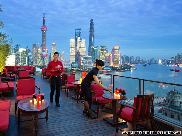 Quán bar Sir Elly’s Terrace tại Thượng Hải (Trung Quốc) có tầm nhìn 270 độ ra sông Hoàng Phố và bến Thượng Hải là một trong những quán bar tầng thượng đẹp nhất thế giới. Tại đây, bạn có thể thưởng thức các đồ uống ngon và các món ăn vặt nhẹ nhàng, ngắm khung cảnh hoa lệ, nhất là khi cả thành phố lung linh ánh đèn đều nằm trọn trong tầm mắt.
