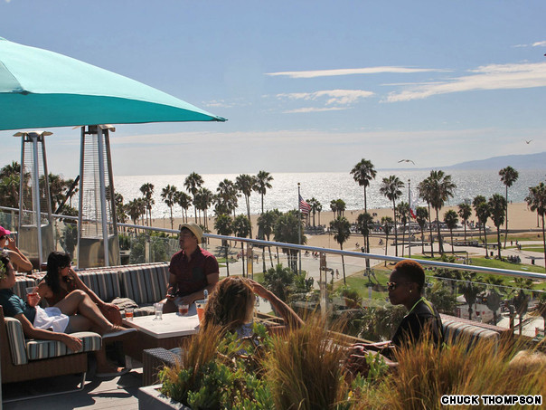 Tầm nhìn 360 độ từ Hig Rooftop Lounge tại khách sạn Erwin (Los Angeles, Mỹ) sẽ cung cấp tầm nhìn toàn cảnh ra bãi biển xinh đẹp ở nơi đây.