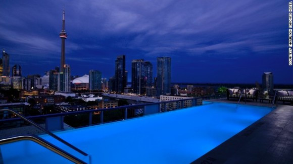 Với khung cảnh hiện đại và lãng mạn, Rooftop Lounge tại khách sạn Thompson Toronto (Canada) cung cấp tầm nhìn tuyệt đẹp ra hồ Ontario.