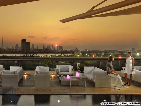 Nằm trên tầng thượng khách sạn Creekside (Dubai, thuộc các tiểu vương quốc Ả Rập thống nhất), quán bar Cuba là một trong những điểm đến lý tưởng để nhìn ngắm Dubai tỏa sáng lấp lánh đến tận cuối chân trời.