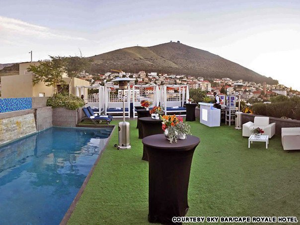 Tại Sky Bar - quán bar tầng thượng của Cape Royale Hotel & Spa tại Cape Town (Nam Phi) cung cấp tầm nhìn toàn cảnh tuyệt đẹp.
