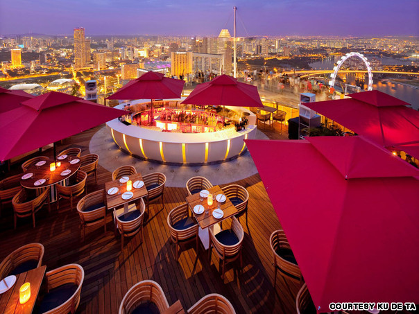 Nếu muốn được chiêm ngưỡng cảnh hoàng hôn mỹ lệ nhất khi đến Singapore, hãy chọn Sky Bar tại Ku De Ta.
