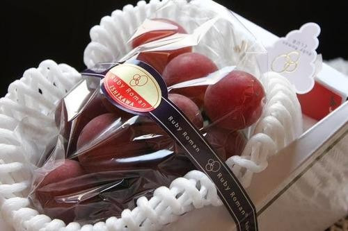 Để có được một chùm Ruby Roman đắt giá như vậy, những người làm vườn phải chăm sóc rất tỉ mỉ và nghiêm ngặt.