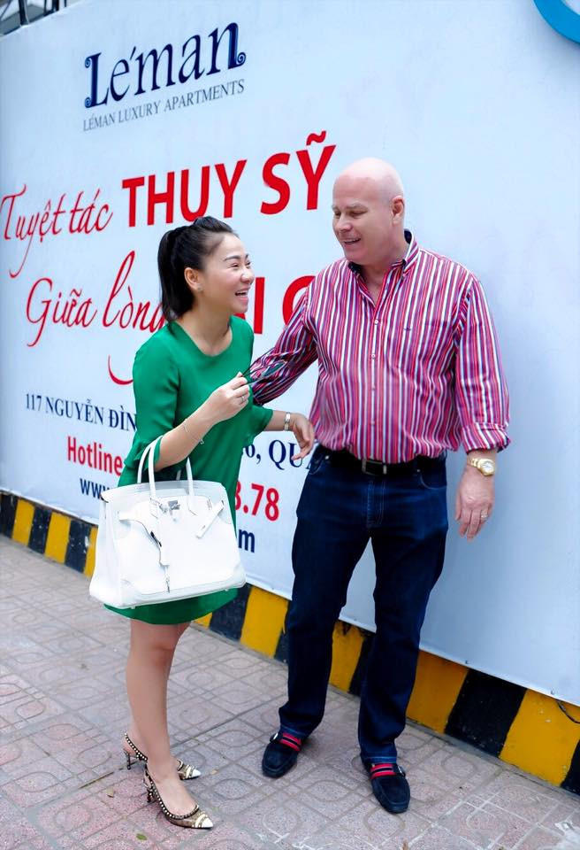Nữ ca sĩ tỏ ra khá vui vẻ và hài lòng với căn hộ sang trọng mà vợ chồng cô đã chọn mua để đón đứa con đầu lòng. Hiện, Thu Minh mang bầu ở tháng thứ 5 và theo dự tính, cô sẽ lâm bồn vào khoảng giữa năm 2015.