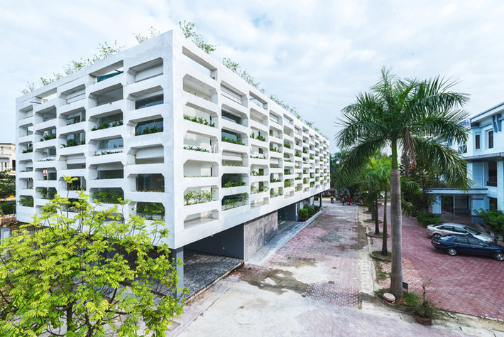 Nằm tại trung tâm thành phố Hà Tĩnh, nhóm kiến trúc sư của công ty H&P Architects đã hoàn thành một tòa nhà văn phòng rộng 1.300 m2 với khoản chi phí thi công tương đối thấp khoảng 500.000 USD (tương đương hơn 10 tỷ đồng).