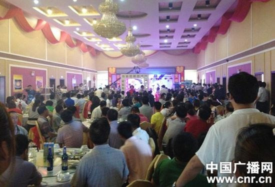 Cũng trong năm 2013, ông Yue Shuwang, Bí thư thị trấn Pingdingbao thuộc huyện Cô Nguyên của tỉnh Hà Bắc (Trung Quốc) đã bị sa thải sau một cuộc điều tra cho thấy ông đã chi tới 200.000 NDT (khoảng 32,400 USD) để tổ chức tiệc cưới cho con gái mình, cũng như đã nhận về 1 triệu NDT quà tặng từ các quan khách.
