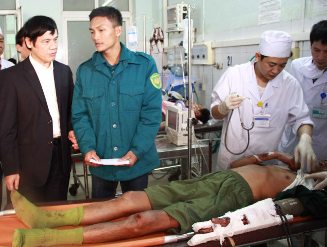 Ông Nguyễn Đình Xứng- chủ tịch UBND tỉnh Thanh Hóa (bìa trái ảnh) thăm hỏi một nạn nhân đang điều trị tại Bệnh viện Đa khoa tỉnh Thanh Hóa.
