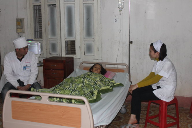 Các y bác sĩ thăm nom nạn nhân nhỏ tuổi nhất là cháu Đường Thị Phương Anh (sinh năm 2003).