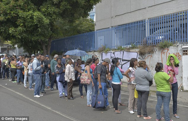 Cuộc khủng hoảng giá dầu đã khiến nghề lạ ở Venezuela xuất hiện. Những người dân xếp hàng thuê để mua hàng hóa cho người khác có thể kiếm được nhiều tiền hơn lương của các giáo sư. Ảnh người dân xếp hàng dài bên ngoài một siêu thị chờ mua hàng hóa tại Caracas, Venezuela.