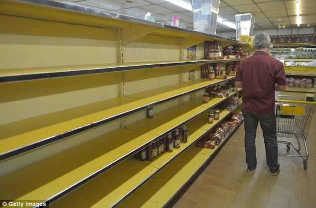 Tình trạng thiếu hàng hóa ở Venezuela đã tạo ra một nghề mới hấp dẫn – xếp hàng mua hàng hóa cho người khác. Krisbell Villarroel là một trong nhiều người kiếm sống bằng cách xếp hàng thuê để mua mọi thứ từ đường sữa đến tã và dầu gội. Hàng ngày, Krisbell xếp hàng để mua các mặt hàng hóa ở siêu thị rồi bán lại cho những người cần dùng.