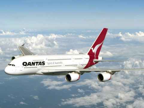 Hàng nghìn hành khách đã bị mắc kẹt tại sân bay của Australia trong ngày 30/9/2011, khi các nhân viên mặt đất và vận chuyển hành lý của Hãng Hàng không quốc gia Qantas tiếp tục đình công, đòi tăng lương và cải thiện điều kiện làm việc.