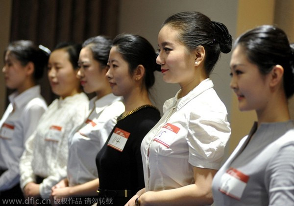 Mọi thí sinh đều cố gắng tỏ ra tươi tắn, lịch thiệp khi đứng trước các nhà tuyển dụng.