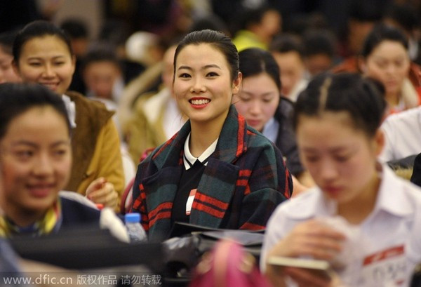 Giống như giới trẻ ở các nước khác trên thế giới, thanh niên Trung Quốc coi tiếp viên hàng không là công việc tuyệt vời, mang đến cho họ cơ hội hưởng thu nhập cao và cơ hội du lịch miễn phí.