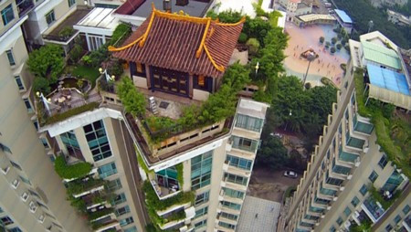 Ngôi đền nằm trên nóc của khu chung cư phức hợp Meijia Square, tại quận Nanshan của thành phố Thâm Quyến (Trung Quốc). Công trình này đã thu hút sự chú ý của cộng đồng mạng Trung Quốc sau khi một blogger đăng tải bức ảnh chụp khu vực này lên mạng.