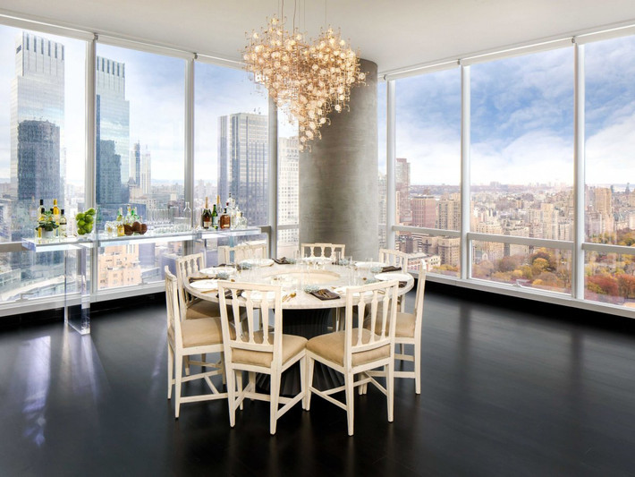 Phòng ăn cũng rất rộng rãi và có view hết sức đẹp mắt.