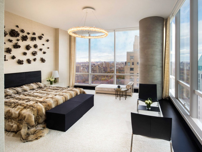 Phòng ngủ sang trọng trong căn hộ penthouse.