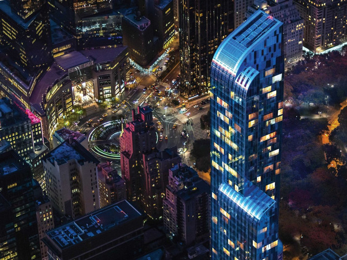 Penthouse One 57 được xây cất trên diện tích hơn 1000 m2 trải dài 2 tầng 89 và 90 của tòa nhà, với 6 phòng ngủ, hồ bơi, phòng xông hơi rạp chiếu phim trong nhà. Căn penthouse có tầm nhìn vô cùng ấn tượng ra Công viên Trung tâm thành phố New York.