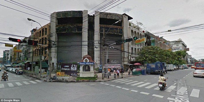 Quang cảnh bên ngoài khu mua sắm từng sầm uất một thời trong lòng thủ đô Bangkok.