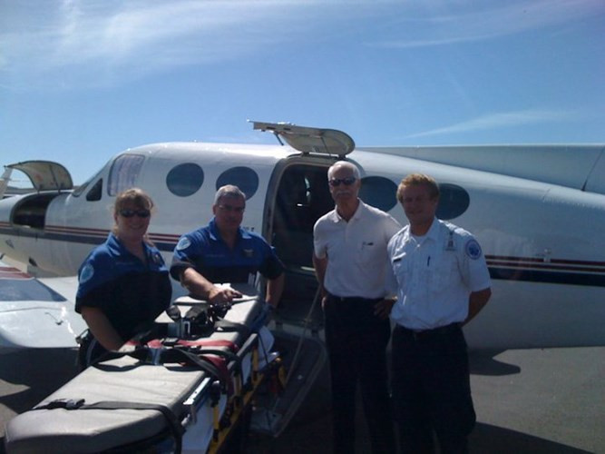 Trước mỗi chuyến bay, điều phối viên y tế của AMR Air Ambulance sẽ tham khảo ý kiến bác sỹ điều trị, xem bệnh nhân có phù hợp để bay hay không. (Trong ảnh là mô phỏng phi công và nhân viên đang làm công tác chuẩn bị đón bệnh nhân lên phi cơ y tế của hãng AMR Ambulance).