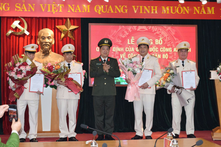 10 Trưởng phòng, Trưởng Công an huyện Công an tỉnh Hưng Yên xin nghỉ hưu trước tuổi: Ngày 17/2, Công an tỉnh Hưng Yên tổ chức lễ công bố quyết định của Giám đốc Công an tỉnh cho 4 cán bộ tự nguyện xin nghỉ hưu trước tuổi để sắp xếp bộ máy gồm: Đại tá Nguyễn Quang Trung, Chánh Thanh tra Công an tỉnh; Đại tá Nguyễn Văn Học, Trưởng phòng Kỹ thuật Hình sự; Đại tá Nguyễn Văn Đường, Trưởng phòng Cảnh sát cơ động; Thượng tá Đỗ Văn Tiến, Giám thị Trại tạm giam. Trước đó, Công an tỉnh Hưng Yên có 6 trưởng phòng, trưởng Công an cấp huyện xin nghỉ công tác hưởng chế độ hưu trí trước hạn tuổi.