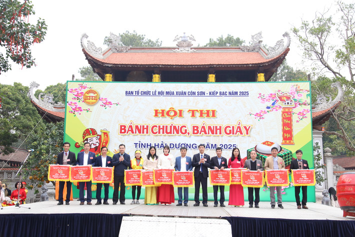 Sáng 11/2, tại tại sân trước gác chuông chùa Côn Sơn (Khu di tích quốc gia đặc biệt Côn Sơn-Kiếp Bạc, thành phố Chí Linh), Ban tổ chức Lễ hội mùa Xuân Côn Sơn – Kiếp Bạc năm 2025 tổ chức khai mạc Hội thi bánh chưng, bánh giầy tỉnh Hải Dương năm 2025. Đây là hoạt động đầu tiên trong chuỗi các hoạt động văn hoá dân gian đặc sắc trong khuôn khổ Lễ hội.