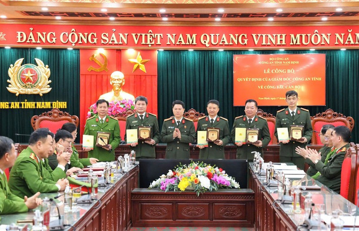 13 lãnh đạo Công an cấp huyện, phòng ở Nam Định tự nguyện xin nghỉ trước tuổi: Ngày 17/2, Công an tỉnh Nam Định đã tổ chức lễ công bố quyết định nghỉ công tác đối với 13 cán bộ, lãnh đạo xin nghỉ hưu trước tuổi gồm: 6 trưởng phòng, 1 trưởng Công an huyện, 4 Phó Trưởng phòng và 2 Phó Trưởng Công an huyện. Trong đó, có 5 cán bộ còn thời gian công tác từ 30 đến dưới 60 tháng (2 trưởng phòng, 1 trưởng Công an huyện và 2 phó trưởng phòng. Ngoài ra, 55 cán bộ lãnh đạo, chỉ huy xung phong bố trí giữ chức vụ thấp hơn.