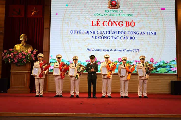 6 cán bộ công an cấp phòng ở Hải Dương xin nghỉ hưu trước tuổi gồm: Đại tá Phạm Đức Điệp – Uỷ viên Ban Chấp hành Đảng bộ Công an tỉnh, Bí thư Đảng uỷ, Trưởng phòng Cảnh sát quản lý hành chính về trật tự xã hội; Thượng tá Phạm Văn Lục - Bí thư Đảng uỷ, Trưởng phòng Hồ sơ nghiệp vụ; Thượng tá Vũ Đức Khoa - Bí thư Chi bộ, Trưởng phòng An ninh nội địa; Thượng tá Vũ Hồng Phong - Bí thư Chi bộ, Trưởng phòng Kỹ thuật hình sự; Thượng tá Đỗ Mạnh Hưng - Bí thư Chi bộ, Trưởng phòng Cảnh sát thi hành án hình sự và hỗ trợ tư pháp; Thượng tá Dương Ngọc Vĩnh - Phó Trưởng phòng Tham mưu.