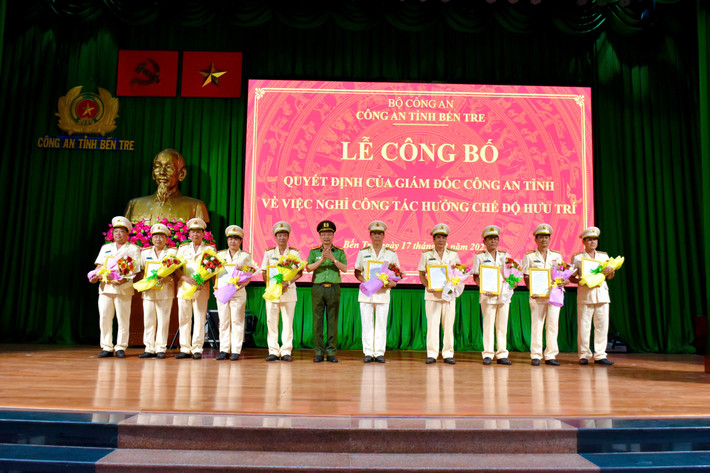 Đại tá và 24 Thượng tá Công an tỉnh Bến Tre xin nghỉ hưu trước tuổi: Ngày 17/2, Công an tỉnh Bến Tre tổ chức lễ công bố quyết định nghỉ công tác để hưởng chế độ hưu trí từ ngày 1/3/2025 đối với 25 lãnh đạo cấp phòng, cấp huyện gồm: 7 trưởng phòng, 3 trưởng Công an huyện, 11 phó trưởng phòng và 4 phó trưởng Công an huyện. Các trường hợp này còn thời gian phục vụ theo quy định từ 8 tháng đến 57 tháng. Trong 25 lãnh đạo cấp phòng, cấp huyện xin nghỉ hưu trước tuổi có 1 cán bộ có cấp hàm Đại tá và 24 cán bộ cấp hàm Thượng tá.