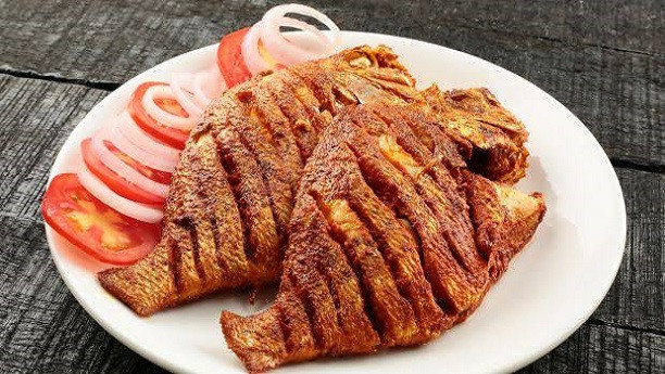 Thêm vào đó, cá rất giàu chất đạm, ăn cá thường xuyên còn có thể cung cấp năng lượng cho cơ thể. Có nhiều loại cá ở Việt Nam được ưa chuộng như cá chép, cá trắm, cá rô phi, cá chim, cá vược, cá diếc...