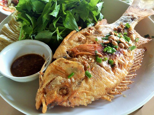 Bạn hãy thử xem, dùng cách này để chiên, rán cá, món cá sẽ không bị vỡ da và không bị dính chảo, đồng thời còn có thể lên màu và làm tươi cá hơn.