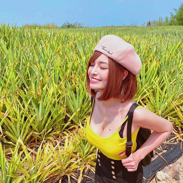 Angela Quách vốn là một người mẫu, cosplayer nổi tiếng ở Đài Loan. Cô nàng thường xuyên xuất hiện trên trang bìa của công ty người mẫu JKF, là một trong những biểu tượng gợi cảm.