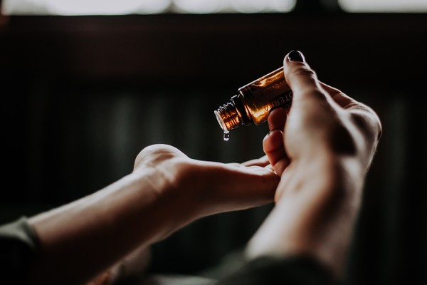 1. Dùng tin dầu tràm trà: Đây là loại tinh dầu đã được các bác sĩ da liễu chứng minh là có tác dụng làm giảm độ nhạy cảm của da và ức chế mụn trứng cá.