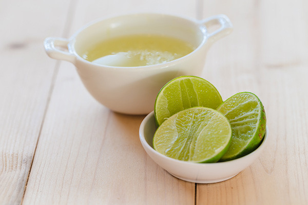 Sau khi thoa nước cốt chanh, bạn không nên rửa sạch ngay mà đợi đến khi muốn rửa mặt thì lau rửa nước cốt.