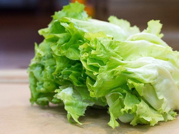 Đáng nói, rau xà lách cực dễ trồng, khuyến khích mọi người nên tự trồng để ăn, như vậy sẽ đảm bảo an toàn vệ sinh nhất. Nếu không có thời gian, hãy mua rau xà lách ở siêu thị để yên tâm về chất lượng.