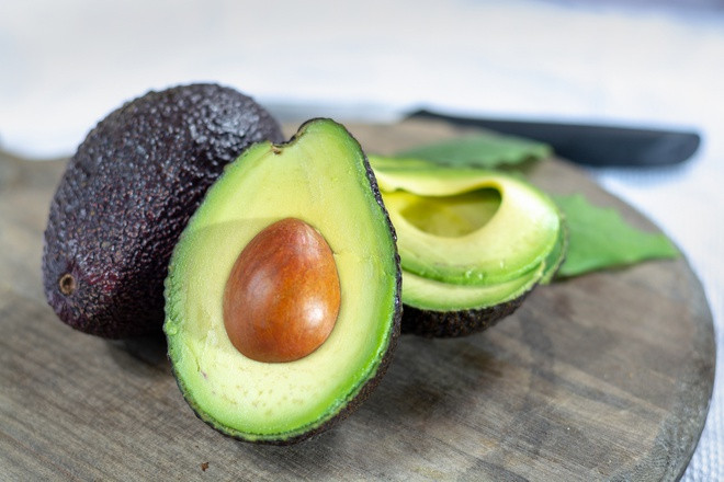 Hãy bổ sung nhiều thực phẩm giàu chất béo và omega-3 vào chế độ ăn hàng ngày như cá hồi, quả óc chó, hạt lanh, cá mòi, quả bơ và dầu hạt cải.