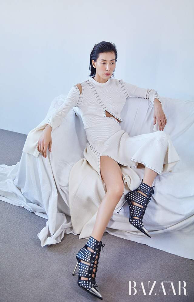 Nhiều chị em mong mỏi có được đôi vai vuông góc với tỷ lệ hoàn hảo như của Kim Seo Hyung và rất muốn tìm hiểu phương pháp giữ dáng của nữ diễn viên.
