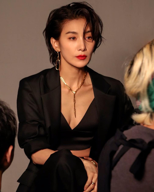 Theo nhiều người, họ thực sự ước ao có được thân hình săn chắc như Kim Seo Hyung. Có thể thấy, dù đã 48 tuổi, nữ diễn viên vẫn giữ được vóc dáng vạn người mê, ngay cả những cô gái trẻ trung cũng không bằng.