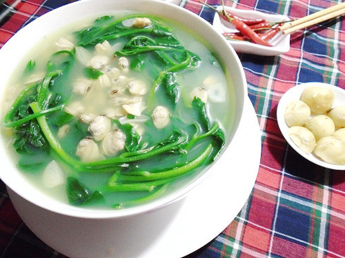 Ngoài ra, trong rau mùng tơi có chứa một lượng lớn nitrat. Nếu bảo quản ở nhiệt độ phòng rau sẽ sinh sôi nhiều vi khuẩn. Lúc này, lượng nitrat sẽ tạo thành nitrite – chất gây ung thư thực quản, dạ dày và bệnh ở hệ tiêu hóa. Vì vậy phải ăn sau khi nấu, không được để qua đêm.