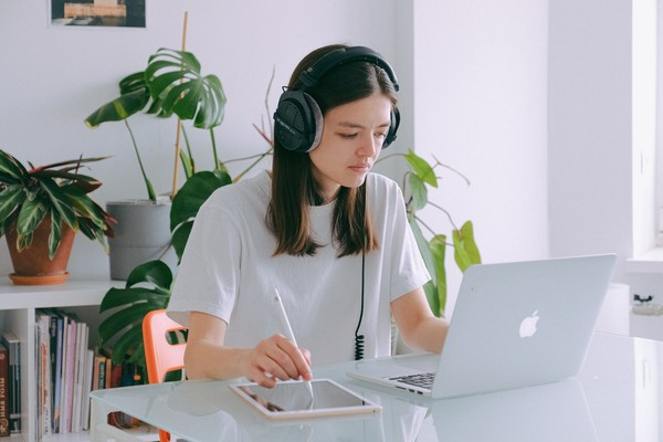 Bạn có phải là người luôn dán mắt vào máy tính khi làm việc, lướt điện thoại khi tan sở và theo đuổi những bộ phim truyền hình? Mắt của bạn chắc chắn vô cùng mệt mỏi. Hãy cho mắt nghỉ ngơi điều độ, ăn uống điều độ, giúp duy trì đôi mắt sáng khỏe.