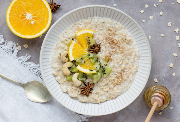 Thứ ba, vitamin C,đây là loại vitamin không chỉ chống oxy hóa mà còn có thể ngăn ngừa lão hóa mắt và ngăn ngừa bệnh đục thủy tinh thể. Cam, chanh vàng và quả kiwi xanh đều rất giàu vitamin C.