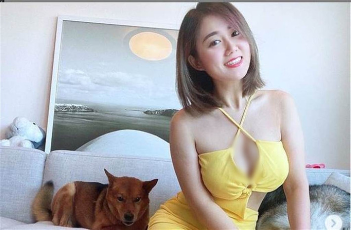 Nữ diễn viên Hong Kong Bạch Vân là một trong những nữ diễn viên gợi cảm nổi tiếng. Có khuôn mặt xinh đẹp, giọng nói bắt tai và ngoại hình gợi cảm, Bạch Vân còn là một nữ MC rất được yêu thích và người hâm mộ coi cô là nữ thần quyến rũ.