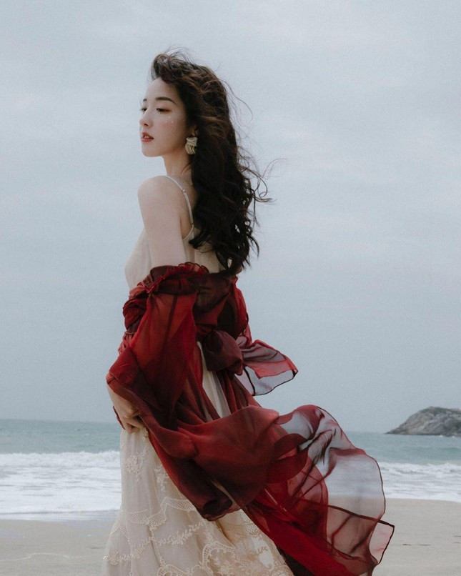Cô gái trẻ hiện cũng là người mẫu ảnh với gu thời trang năng động, trẻ trung.