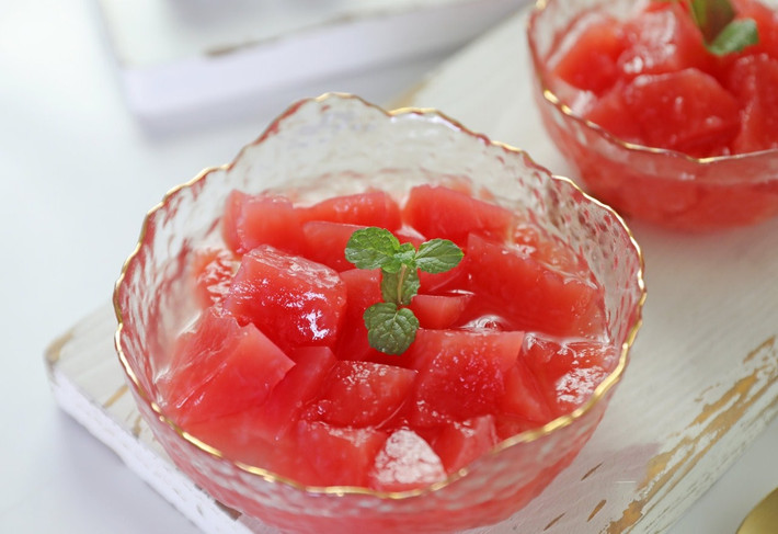 Mặc dù vậy, nếu bớt chút thời gian, thêm ít công sức chế biến món sương sa dưa hấu, chắc chắn bạn sẽ có một món giải khát ngọt lịm tim, mát tận óc, sảng khoái vô cùng khi ăn trong những ngày nắng nóng.
