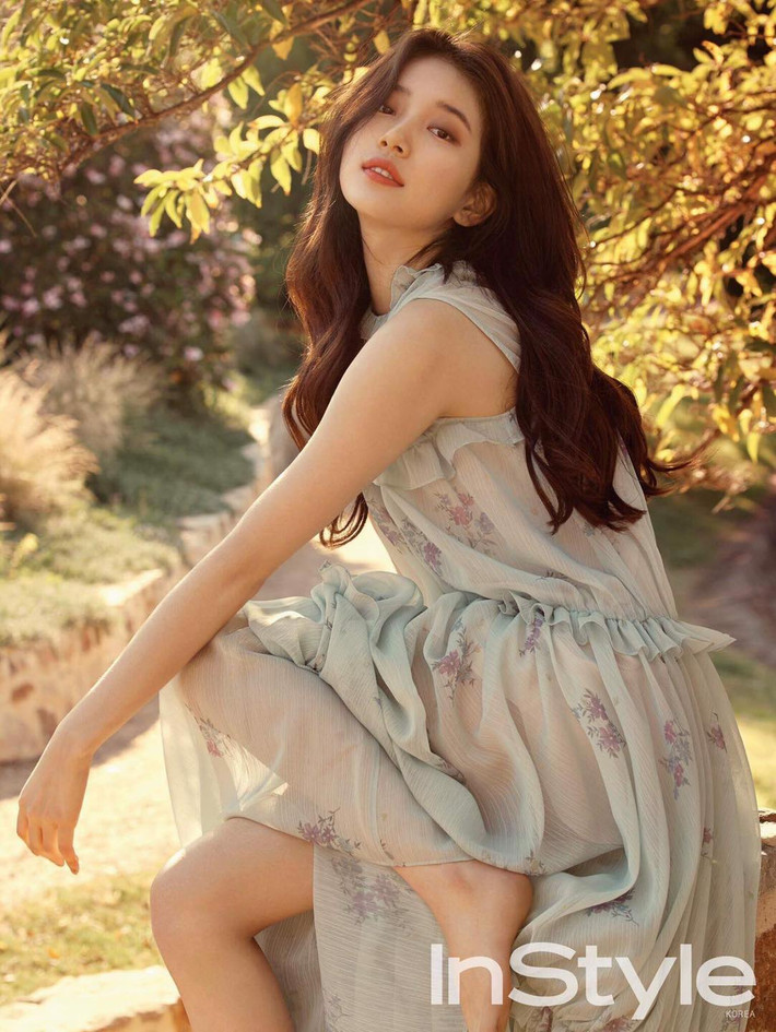 Đến bữa trưa, Suzy ăn một bát cơm gạo lứt nhỏ và salad rau quả.