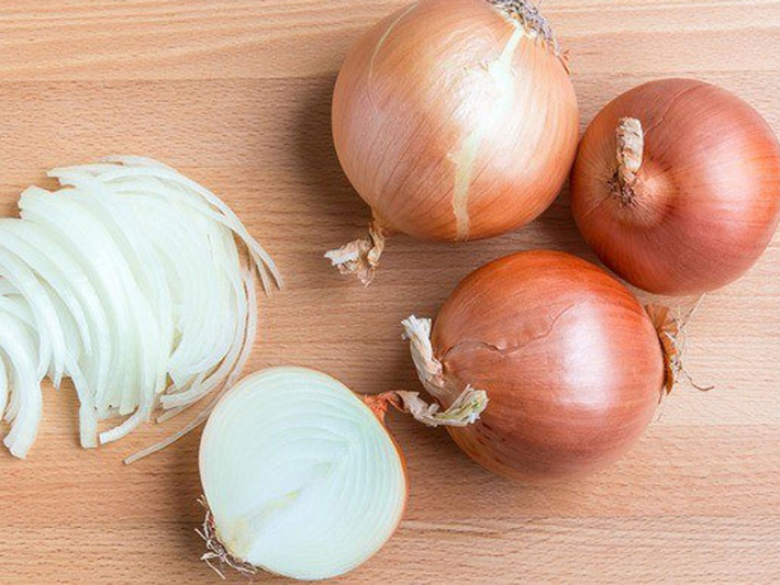 Hành tây là loại thực phẩm bổ dưỡng rất thông dụng trong cuộc sống của chúng ta, bảo quản được lâu mà giá cả lại rất phải chăng, có thể mua một ít về dự trữ tại nhà.