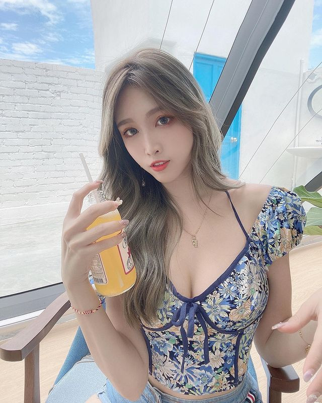 Fedora Ng, hot girl sinh năm 1995 người Malaysia là một trrong những hot girl theo đuổi phong cách gợi cảm rất nổi tiếng tại đất nước này.