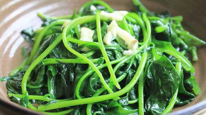 Đun nóng dầu trong chảo, khi cảm thấy nhiệt độ vừa đủ, đổ rau vào xào. Nhớ là xào rau phải vào lửa lớn thì rau sẽ ngon hơn, chín đều hơn.
